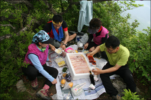 산꼭대기에서 광어회를 먹는 감격을 누렸다고 모두 즐거워했다. 